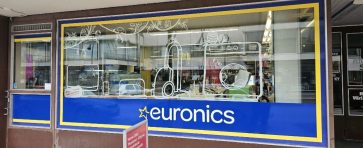 kasinmaalattu-nayteikkunamaalaus-euronics-heinola.jpg