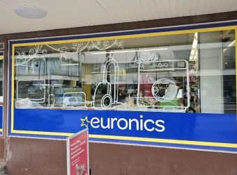 kasinmaalattu-nayteikkunamaalaus-euronics-heinola.jpg