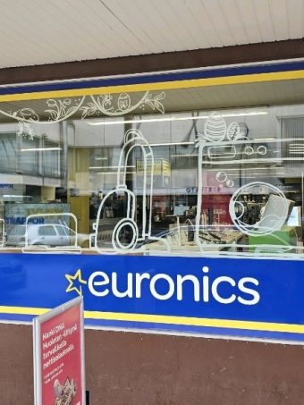 kasinmaalattu-nayteikkunamaalaus-euronics-heinola.jpg