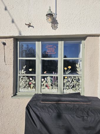 kasinmaalattu-nayteikkunamaalaus-bistro-heinola