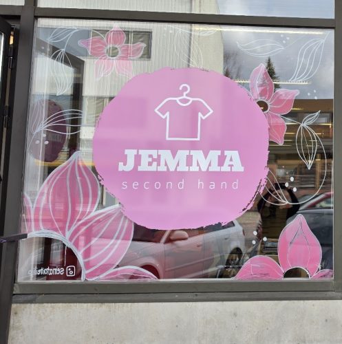 Käsinmaalattu näyteikkunamaalaus Jemma Second Hand -liikkeeseen Heinolassa.