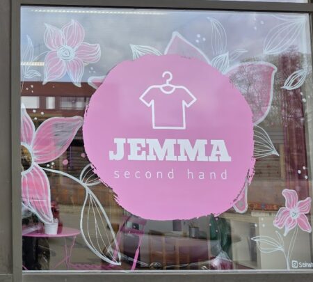Jemma Second Hand näyteikkunamaalaus | Seinätaiteilija Jemina Käsinmaalattu näyteikkunamaalaus Jemma Second Hand -liikkeeseen Heinolassa.