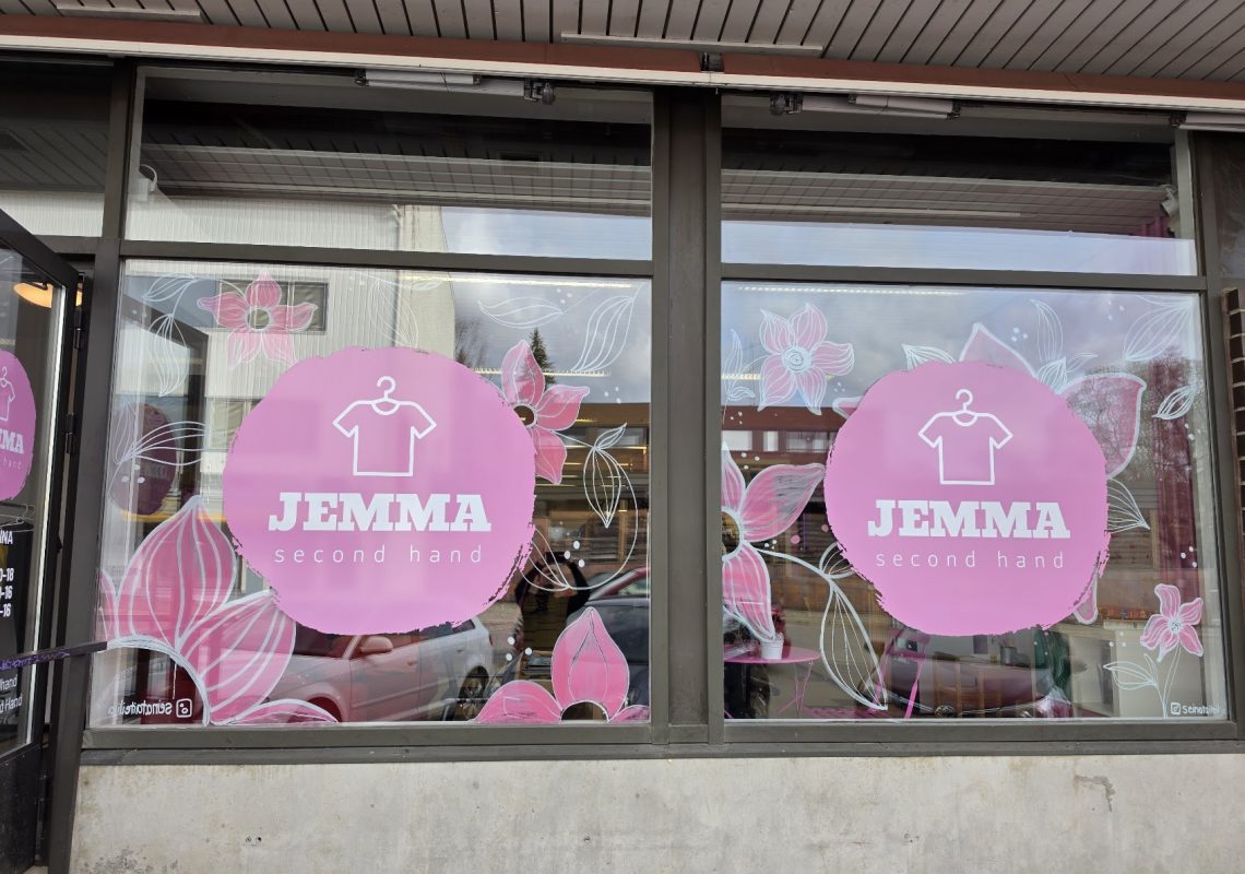 Käsinmaalattu näyteikkunamaalaus Jemma Second Hand -liikkeeseen Heinolassa.