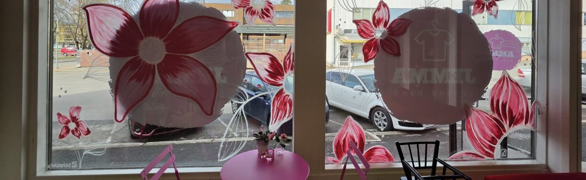 Käsinmaalattu näyteikkunamaalaus Jemma Second Hand -liikkeeseen Heinolassa.