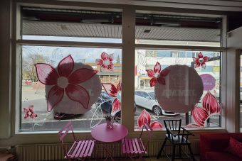 Käsinmaalattu näyteikkunamaalaus Jemma Second Hand -liikkeeseen Heinolassa.