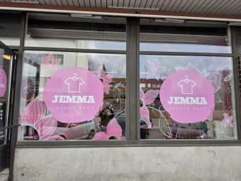 Käsinmaalattu näyteikkunamaalaus Jemma Second Hand -liikkeeseen Heinolassa.