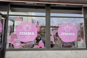 Käsinmaalattu näyteikkunamaalaus Jemma Second Hand -liikkeeseen Heinolassa.
