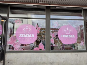 Käsinmaalattu näyteikkunamaalaus Jemma Second Hand -liikkeeseen Heinolassa.