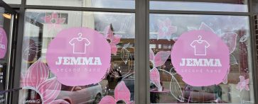 Käsinmaalattu näyteikkunamaalaus Jemma Second Hand -liikkeeseen Heinolassa.