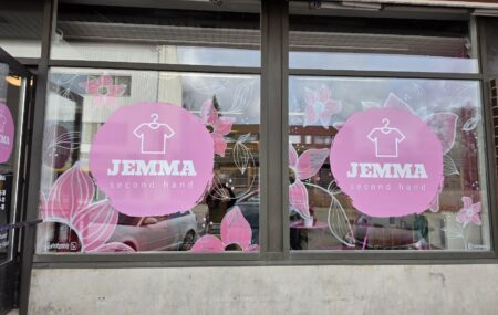Käsinmaalattu näyteikkunamaalaus Jemma Second Hand -liikkeeseen Heinolassa.