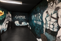 gymir musta katto lattia havainne Gymirin yritysmuraali kuvaustilassa, mustan katon ja lattian havainnekuva